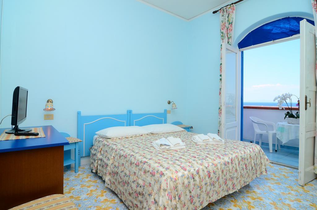 Doppel-/Zweibettzimmer mit seitlichem Meerblick
