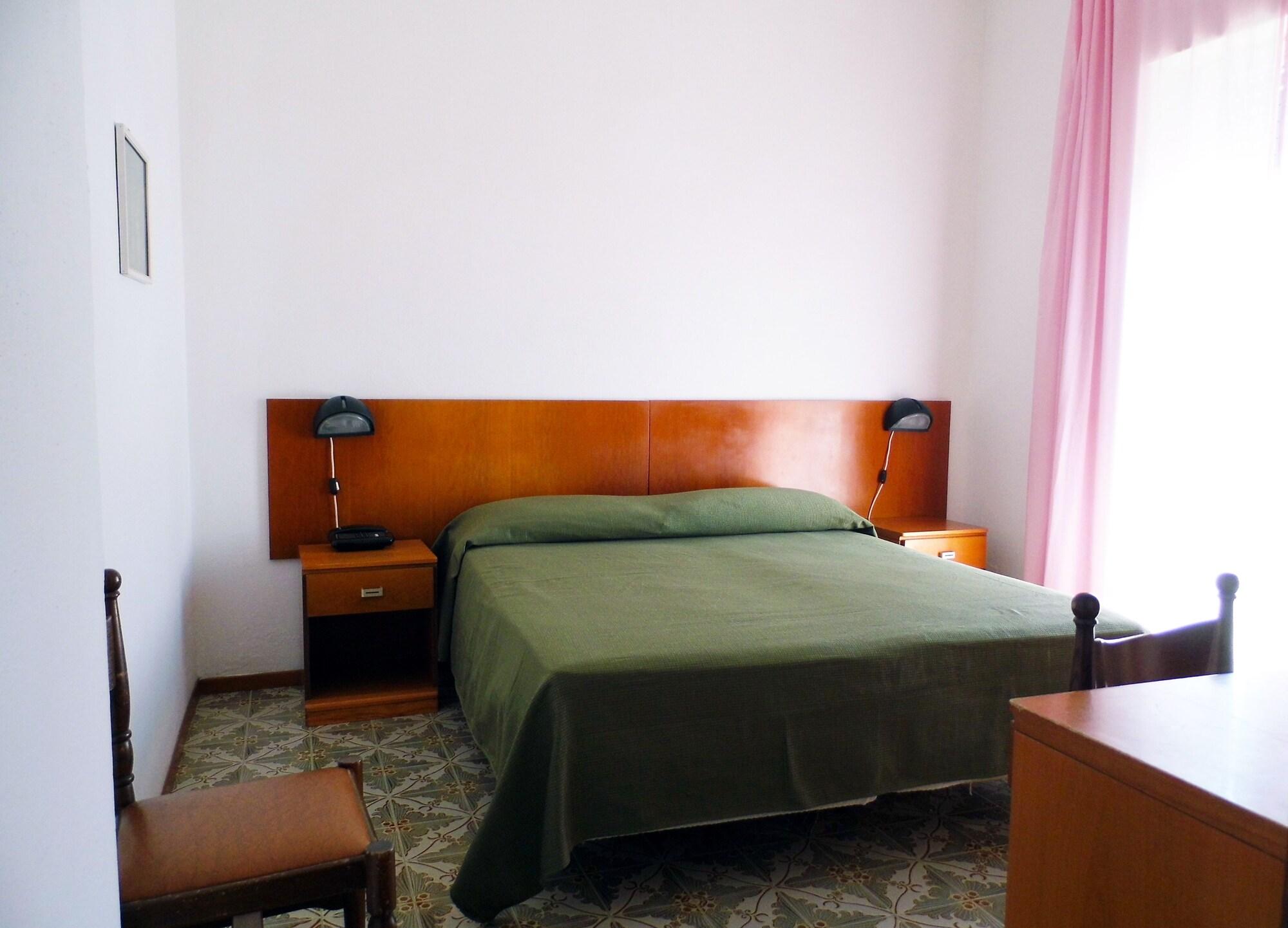 Doppel-/Zweibettzimmer mit Balkon und Meerblick