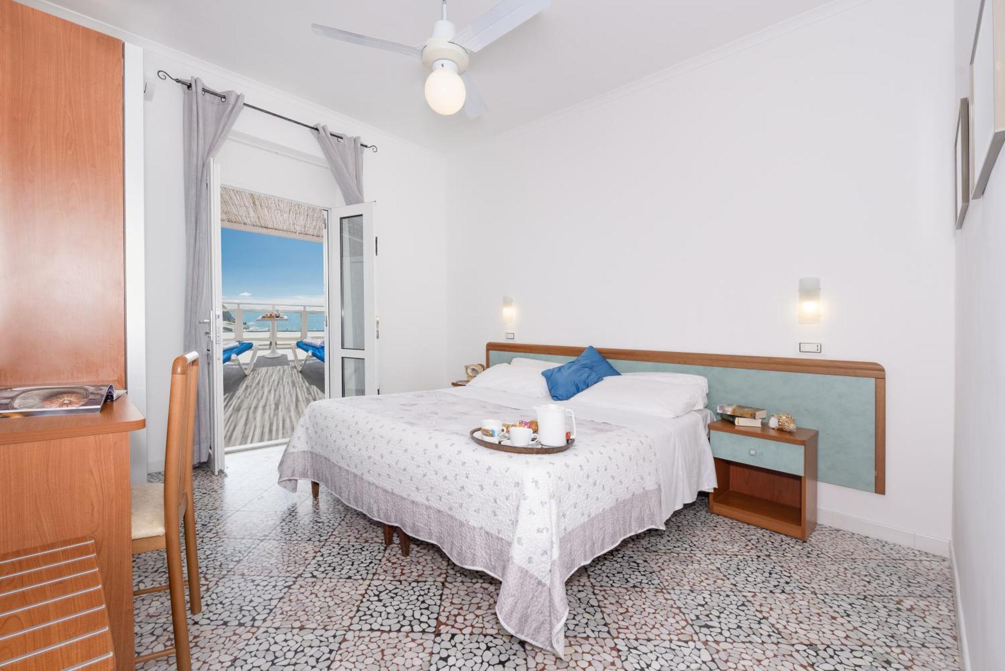 Double or Twin Room Sea View
