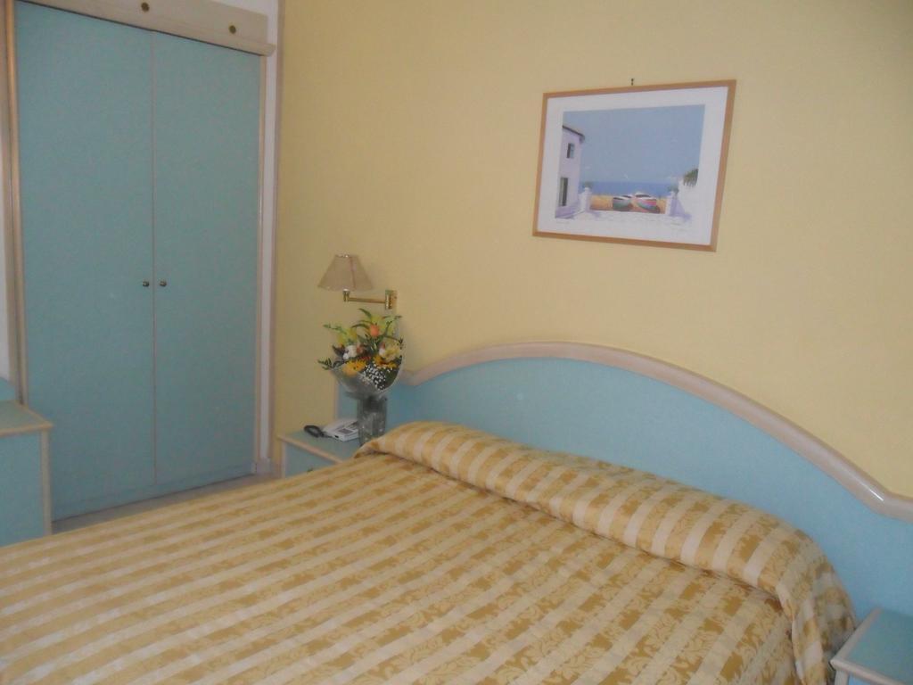 Chambre Triple - Vue Partielle sur Mer