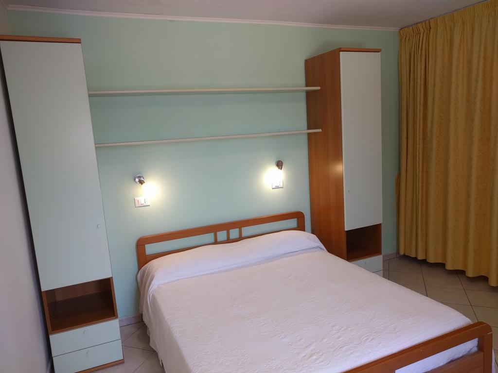 Standard Triple Studio,407959365:JPEG