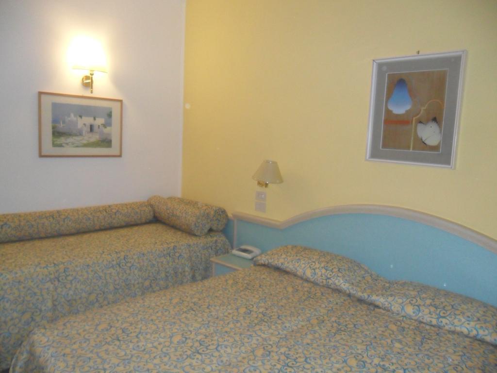 Chambre Quadruple - Vue Partielle sur Mer