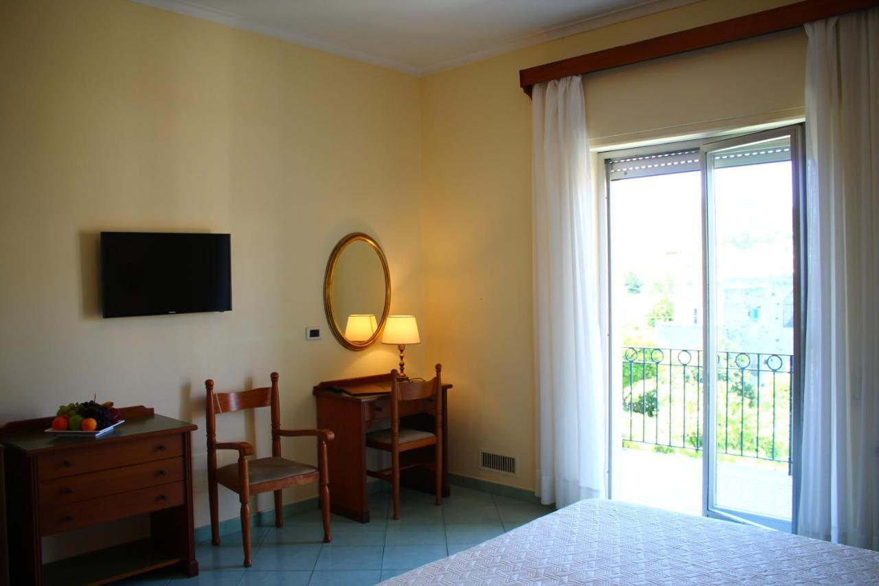 Doppelzimmer mit Zustellbett und Blick auf den Garten
