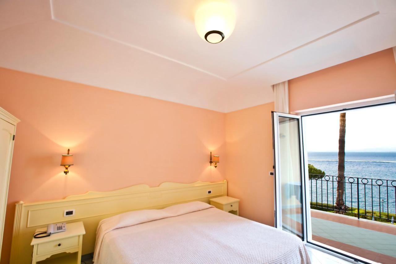 Doppel-/Zweibettzimmer mit Balkon und Meerblick