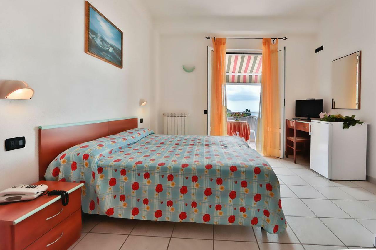 Doppelzimmer mit Balkon und Meerblick