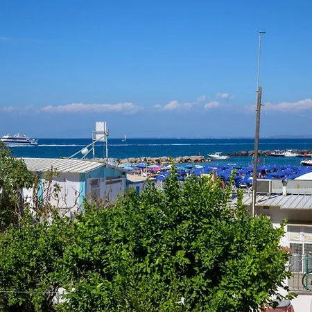 Un Angolo Di Mare...Nel Centro Di Ischia!-3