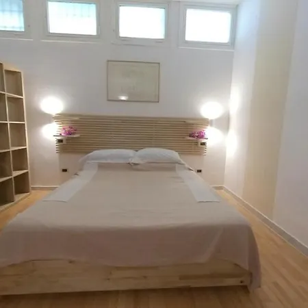 Ampio Monolocale In Villa Con Giardino-2