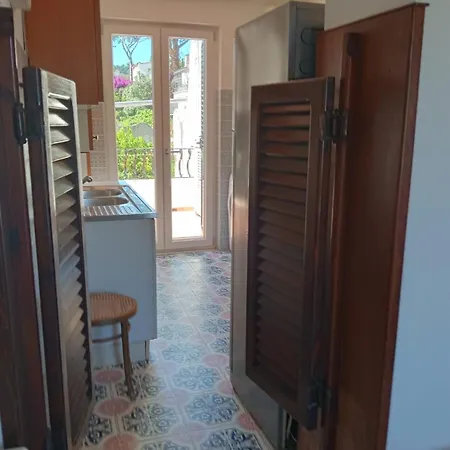 Elegante Villa Al Centro Di Ischia Porto-3